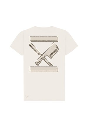 Weißes T-Shirt mit einer braunen Skizze von gekreuztem Fleischbeil und Messer, umrahmt von zwei horizontalen rechteckigen Balken auf der Rückseite.