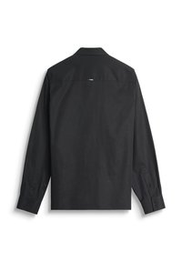 Camisa negra de manga larga con un cuello clásico, puños abotonados y una textura de tela suave. En la parte posterior presenta un sutil detalle del logo cerca del cuello.