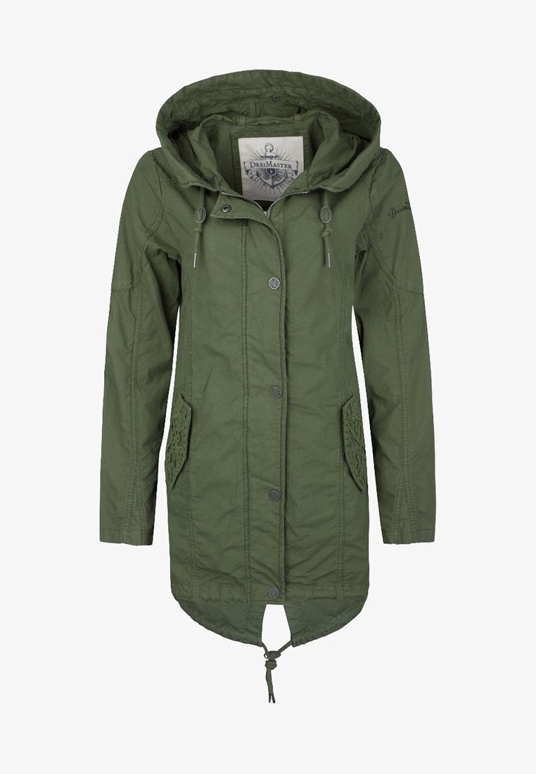 Chaqueta de tela verde con capucha, con cierre de botones, cintura con cordón y bolsillos con patrón de encaje. Textura suave y diseño casual.