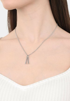 Collana d'argento con due pezzi di pendente allungati. I sottili anelli della catena creano un aspetto delicato. Il pendente presenta punte arrotondate e una finitura lucida.