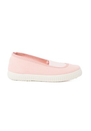 Zapato slip-on de lona rosa con suela de goma blanca, puntera redondeada y apertura elástica. Textura suave con un diseño simple y un mínimo de detalles.