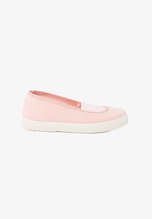 Scarpa slip-on in tela rosa con suola in gomma bianca, punta arrotondata e apertura elasticizzata. Texture liscia con un design semplice e dettagli minimi.