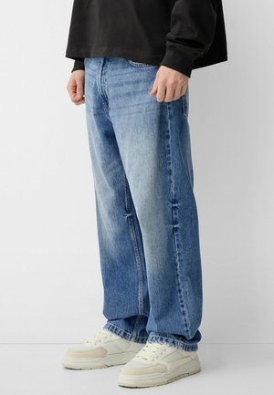 Hellblaue Jeans mit lockerer Passform, aus Denim gefertigt. Sie weisen eine leichte Ausbleichung auf, haben ein klassisches Fünf-Taschen-Design und eine gerade Beinform.
