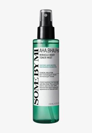 SOME BY MI AHA.BHA.PHA Miracle Body Toner Mist i en grøn sprayflaske, 140 ml, med en klinisk løsning til beroligelse og pleje af uren hud.