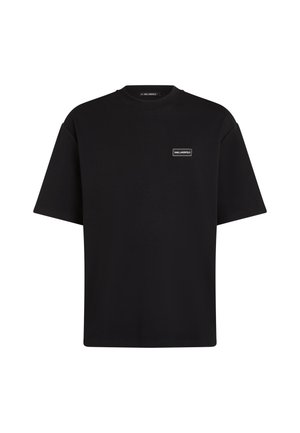 Zwarte T-shirt met korte mouwen, gemaakt van katoen, met een ronde hals en een klein merklabel aan de voorkant. Vlakke, gladde textuur.