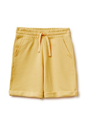 Gelbe Baumwollshorts mit elastischem Bund, Kordelzug, Seitentaschen und umgeschlagenen Säumen, auf weißem Hintergrund dargestellt.