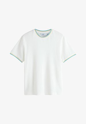 Valkoinen lyhythihainen t-paita, jossa on sininen ja keltainen raidallinen viimeistely kauluksessa ja hihansuiden reunoissa.