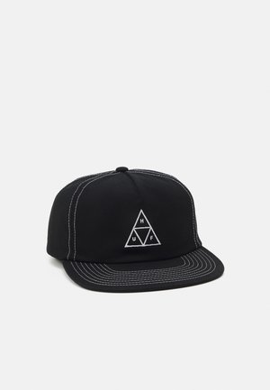Casquette de baseball noire avec coutures contrastantes blanches et un logo triangulaire blanc affichant les lettres H, U et F sur le panneau avant.