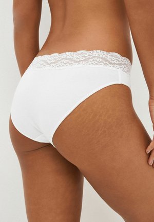 Witte katoenen slipjes met een kanten tailleband, een gladde textuur en een gematigd snit, met de nadruk op comfort en stijlvolle details.