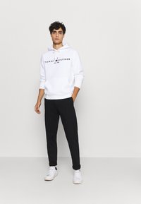 Tommy Hilfiger LOGO HOODY - Jersey con capucha - white
