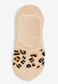Bež čarape s uzorkom leoparda u smeđoj i crnoj boji. Izrađene od mekog materijala, s niskim krojem i bez vidljivog ruba.