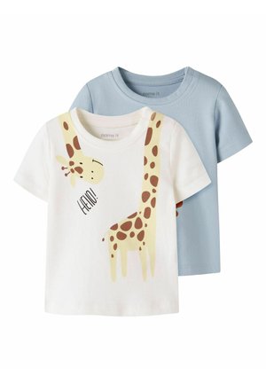 Deux t-shirts manches courtes pour tout-petit, un blanc avec une girafe souriante et le texte « Bonjour ! », et un uni bleu clair, superposés.