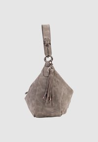 Sac à main en daim gris avec une texture perforée, doté d'une large bandoulière, d'anneaux en métal et d'un long pompon orné de perles colorées.