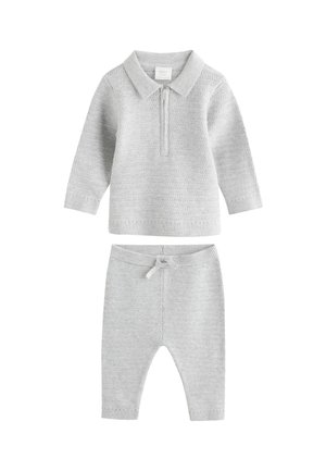 Hellgrauer, gestrickter Babypullover mit langen Ärmeln und Kragen, passend zu Hose mit Kordelzugbund.