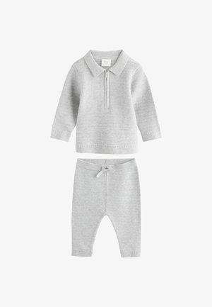 Ljusgrå stickad babytröja med lång ärm och krage, samt matchande byxor med dragsko i midjan.