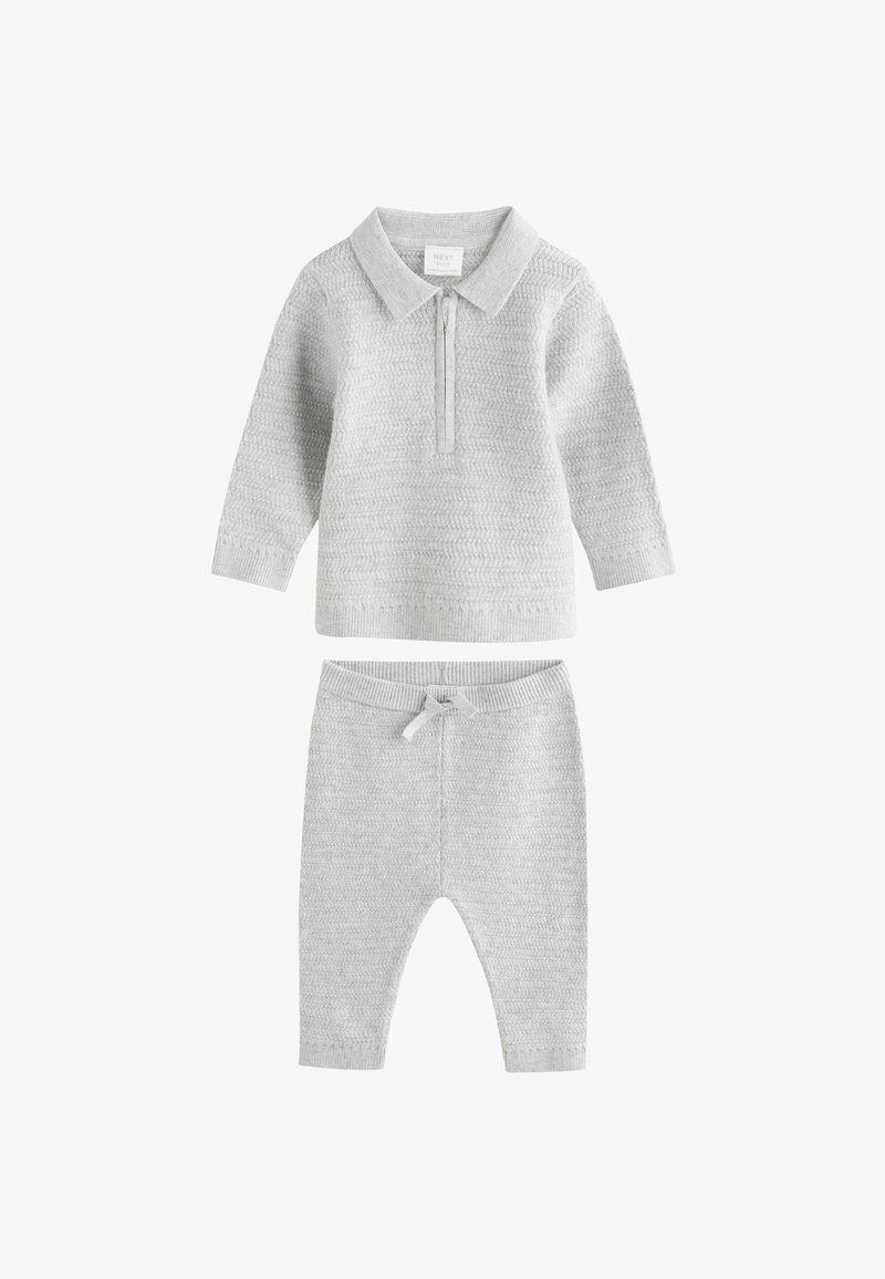 Hellgrauer, gestrickter Babypullover mit langen Ärmeln und Kragen, passend zu Hose mit Kordelzugbund.