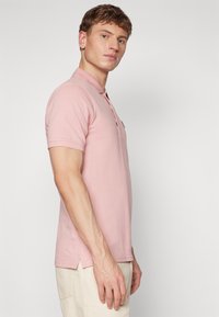 Lyle & Scott Polosärk - palm pink