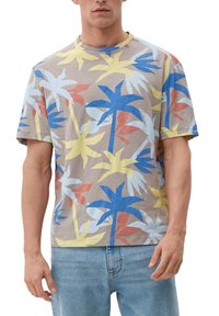 s.Oliver MIT ALLOVER - T-shirt z nadrukiem