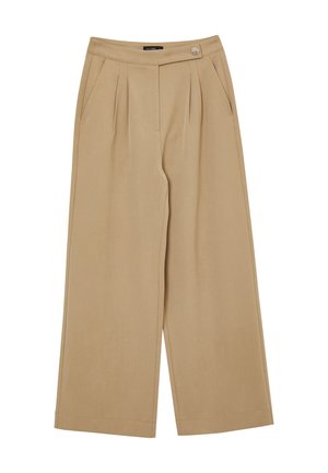 Pantaloni beige a gamba larga con una texture liscia, dotati di pieghe frontali, tasche laterali e un bottone decorativo sulla vita.