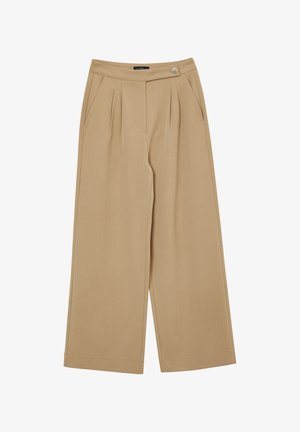 Pantaloni beige a gamba larga con una texture liscia, dotati di pieghe frontali, tasche laterali e un bottone decorativo sulla vita.