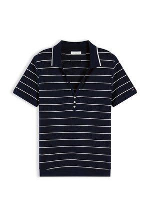 Polo azul marino de manga corta con rayas horizontales blancas, tres botones blancos y cuello con borde blanco.