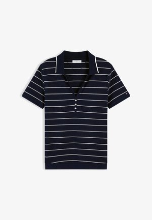 Polo à manches courtes bleu marine avec des rayures horizontales blanches, trois boutons blancs et un col bordé de blanc.