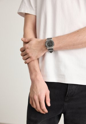 - Zegarek chronograficzny