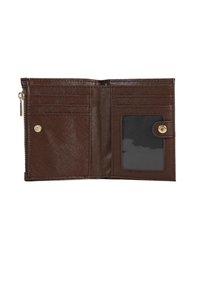 Portafoglio in pelle marrone con una finitura testurizzata, dotato di numerosi scomparti per carte, chiusura a bottone a pressione e finestra trasparente per l'ID.