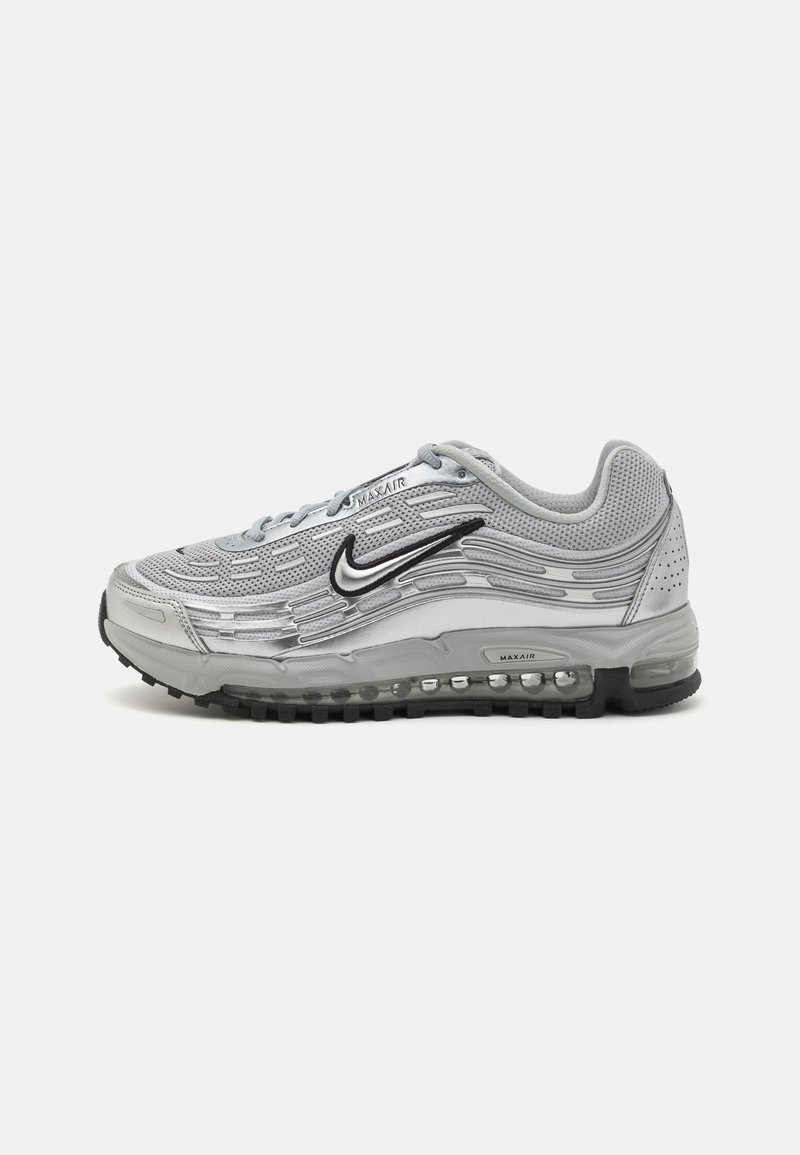 Sivé tenisky Nike Air Max s vrchnou časťou z jemnej siete a syntetického materiálu, vlnkovým dizajnom, čiernymi akcentmi a viditeľnou vzduchovou tlmiacou jednotkou.