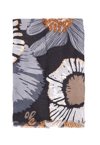 Tessuto piegato con grande stampa floreale nei toni del grigio, bianco, marrone e arancione su uno sfondo scuro, con bordi frangiati.