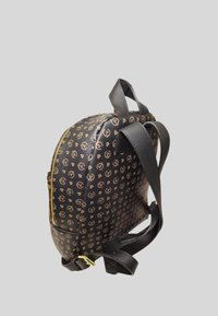 Zaino in pelLeather artificiale nero con motivo logo dorato, forma arrotondata, chiusura con zip e spallacci neri regolabili. Presenta una maniglia superiore.