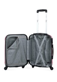 Maleta rígida rosa con detalles en negro. El interior presenta un forro con un patrón plateado, un bolsillo con cremallera y correas de sujeción para los contenidos.