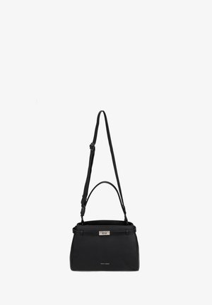 Borsa a mano in pelle nera con manico superiore e tracolla regolabile, chiusura a scatto argentata e piccolo logo del marchio sul davanti.