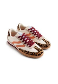 Baskets avec une tige crème, des lacets brun rougeâtre, des accents orange et un bout à imprimé léopard. Elles présentent une semelle extérieure en caoutchouc texturé et un col rembourré.