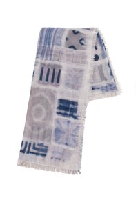 Sciarpa leggera in indaco e grigio, con motivi geometrici e bordi frangiati. Realizzata in tessuto morbido e testurizzato per il massimo comfort.