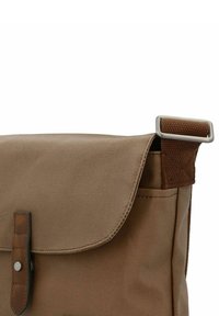 Braune Stofftasche mit einem umklappbaren Deckel, ausgestattet mit einem Metallverschluss und strukturierten Akzenten. Glatte Oberfläche mit einem subtilen Glanz.