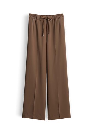 Braune Hose mit weitem Bein, elastischem Bund und vorderer Kordel, aus glattem Stoff, flach auf weißem Hintergrund ausgelegt.