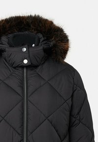 Giacca a vento trapuntata nera con cappuccio, caratterizzata da un bordo in pelliccia sintetica, accessori in argento e dettagli a costine per calore e comfort.