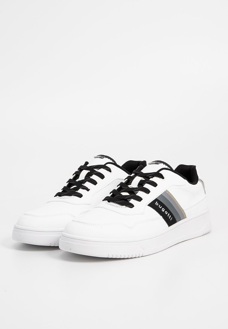 Zapatillas blancas hechas de material sintético con cordones negros, que presentan un diseño de franjas laterales en gris y negro, y una suela de goma texturizada.