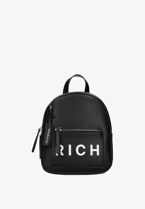 Sort perforeret rygsæk med frontlynlåslomme med store hvide bogstaver "RICH" og et lille mærke med teksten "RICHMOND".