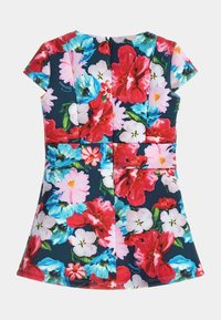 Sukienka z krótkim rękawem w intensywny czerwony, różowy, niebieski i biały wzór kwiatowy na ciemnym tle, dopasowana w talii, z zapięciem na zamek z tyłu.