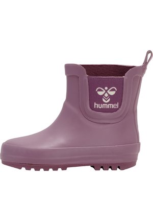Botte de cheville en caoutchouc violette avec surface texturée, bords renforcés et doublure en tissu. Présente un logo sur le côté et une languette pour un enfilage facile.