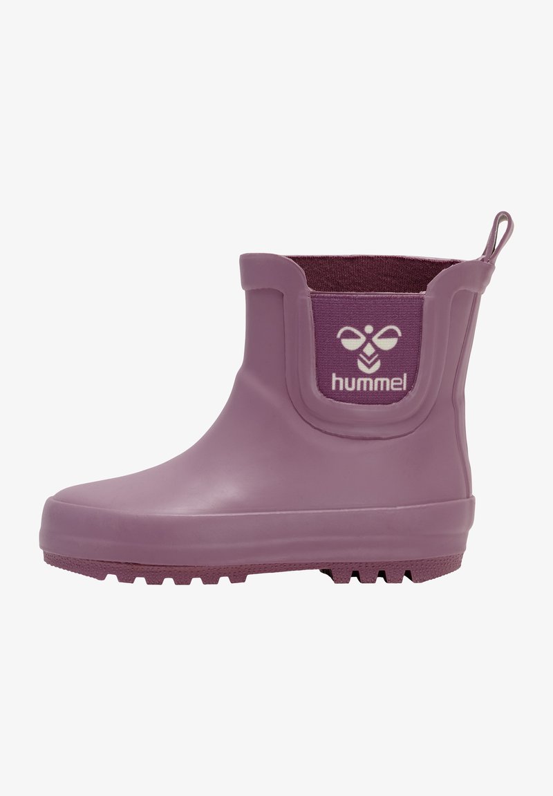 Botte de cheville en caoutchouc violette avec surface texturée, bords renforcés et doublure en tissu. Présente un logo sur le côté et une languette pour un enfilage facile.