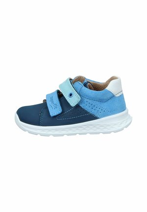 Kinderschuh mit Obermaterial aus blauem und hellblauem Wildleder und Synthetik, doppelten Klettverschlüssen, durchbrochenen Akzenten und weißer Gummisohle.