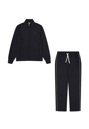 Zwarte sportieve tracksuit met een ritsjack met hoge kraag en sportieve broek met elastische taille, beide met contrasterende zijkanten.