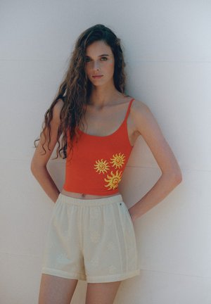 PULL&BEAR, CROPPED WITH SUN GRAPHIC - TOP - Top - red
