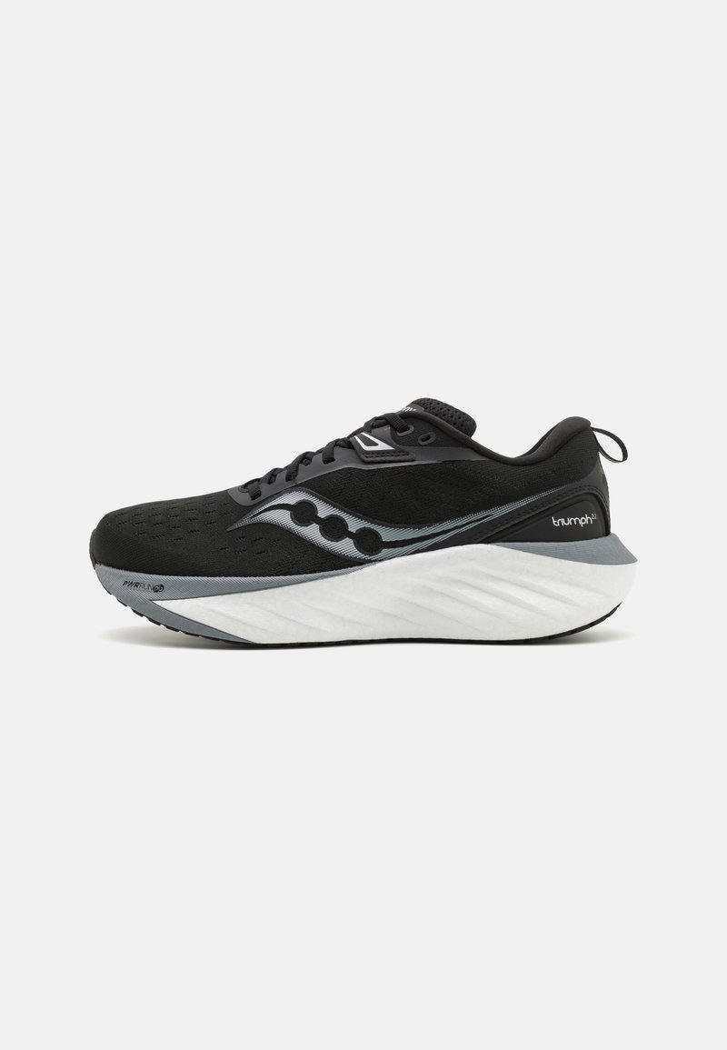 Chaussure de course noire avec une tige en mesh, une semelle intermédiaire blanche rembourrée et une semelle extérieure noire. Présente des accents réfléchissants et un détail de logo distinctif.