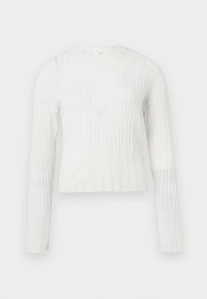 Suéter blanco de punto trenzado con mangas largas, cuello redondo y dobladillo acanalado. Textura suave, material ligero y con forma ajustada.