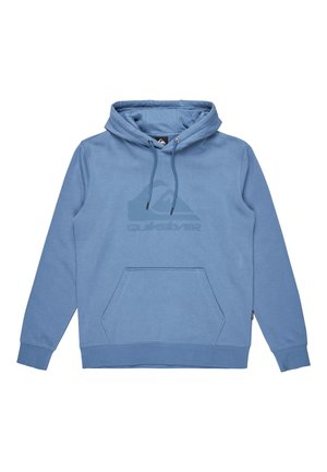 Blå bomullshuvtröja med dragsko i huvan, framfickan i kangaroo-stil och en stor ton-i-ton-logotryck på bröstet. Ribbad muddar och fåll.