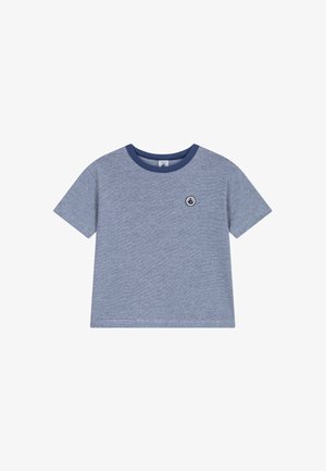 T-shirt per bambini a maniche corte blu con colletto blu scuro e piccolo logo di veliero circolare sul lato sinistro del petto.